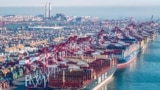 ARCHIVO - Los buques de carga y contenedores se ven en el puerto de Qingdao, en Qingdao, en la provincia de Shandong, en el este de China, el 4 de diciembre de 2024.