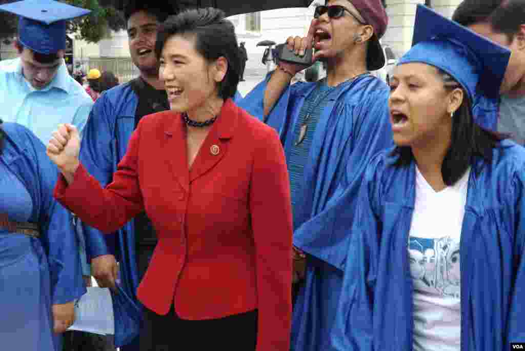 La representante Judy Chu, que defendió la reforma migratoria durante la sesión en el Comité Judicial del Congreso, se unió después a los cánticos y reivindicaciones de los “Dreamers” durante la rueda de prensa.