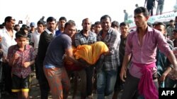 Warga membawa korban kecelakaan feri di Manikganj sekitar 40 kilometer barat Dhaka, Bangladesh, 22 Februari 2015. 