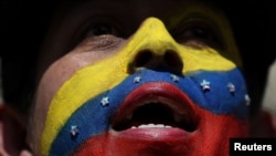 Un simpatizante de la oposición venezolana canta el himno nacional de Venezuela, el 10 de enero de 2025.
