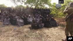 Hoto daga bidiyon da Abubakar Shekau ya fitar yana neman ayi musayar daliban Cibok da mayakansa dake hannun hukumomin Najeriya. 