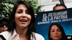 La candidata presidencial Luisa González habla con los reporteros el 21 de agosto de 2023 en Quito.