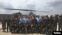 Anggota Kongres AS dipimpin oleh Senator John McCain, berpose dengan pilot-pilot Dragon dari Angkatan Udara Pakistan di Miramshah, Waziristan utara, Pakistan, 3 Juli 2016. (@SenJohnMcCain)