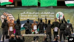 Otaj Izrayelyen Ohad Ben Ami, Eli Sharabi ak Or Levi ke Hamas kenbe nan Gaza depi 7 Oktob 2023 anvan militan yo remet yo bay Lakwawouj nan Gaza, 8 Fevriye 2025.