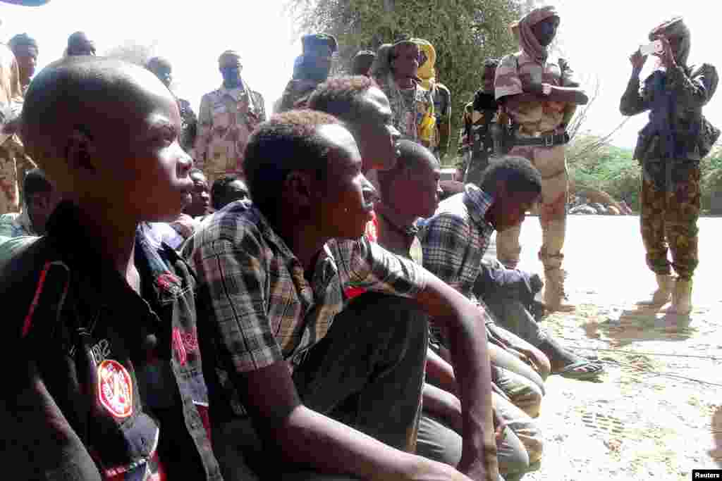 Tsoiffin 'yan kungiyar Boko Haram sun tattaru a gaban sojojin Chadi a garin Ngouboua ran 22 Afrilu, 2015. Yaran sun ce su 'yan kasar Chadi ne wadanda aka tilasta musu shiga kungiyar Boko Haram lokacin da suke karatun allo a Najeriya, amma daga baya sun kubuce suka gudu, suka mika kawunansu ga sojojin Chadi.
