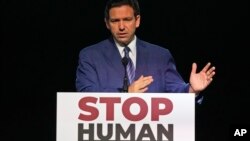 El gobernador de Florida, Ron DeSantis, durante un evento en contra del tráfico de personas celebrado en la Iglesia de la Comunidad Costera de Lighthouse Point, EEUU, el 16 de mayo de 2023.