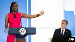 El secretario de Estado de EEUU, Antony Blinken, escucha a R. Evon Benson-Idahosa, reconocida en el informe sobre la trata de personas (TIP) como heroína por su trabajo en Nigeria, durante una ceremonia de publicación del informe en Washington, el 15 de junio de 2023.