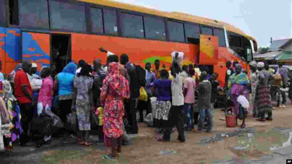 Mutane na hawan motar haya domin tserewa bayan harin ‘yan Boko Haram, a Bama da wasu sassan arewa maso gabasin Najeriya, 8 ga Satumba 2014.