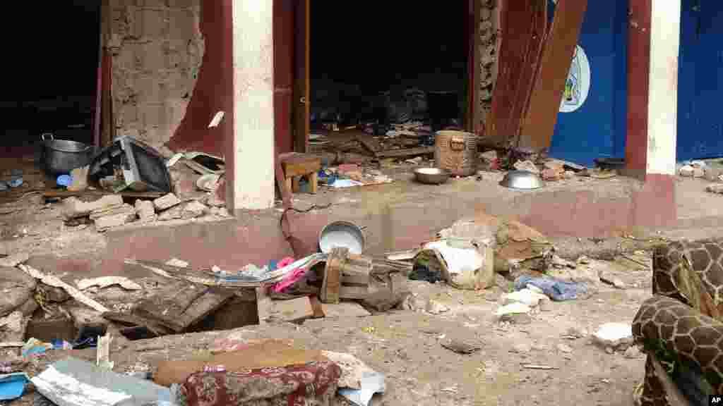 Tarkacen da suka warwatsu a bayan tashin wani bam a wani kantin abinci dake tashar titin Bauchi, a garin Jos, Jihar Filato, ranar lahadi 5 Yuli, 2015. P Photo)