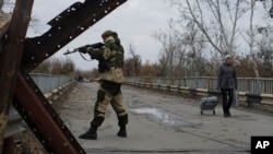 Бойовик з підтримуваних Росією сил на Донбасі жовтень 2015 р.