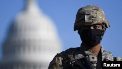 Un miembro de la Guardia Nacional permanece apostado frente al Congreso de Estados Unidos, en Washington D.C., el 13 de enero de 2021.