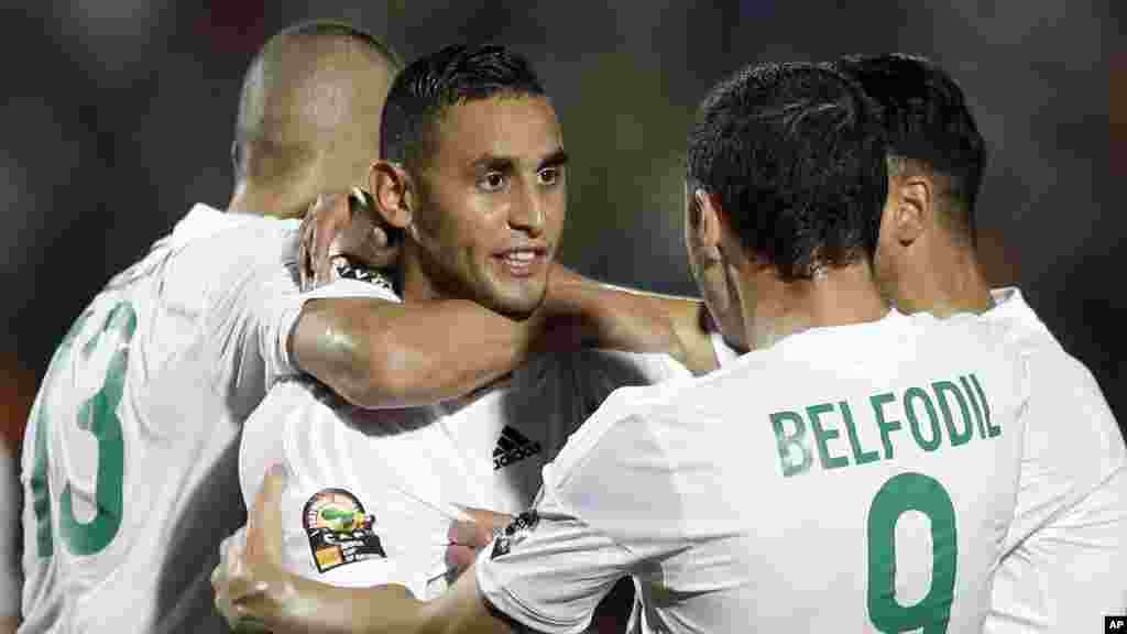Faouzi Ghoulam de l'Algérie, au centre, célèbre avec ses coéquipiers après avoir marqué un but lors du match de football de la Coupe d'Afrique des Nations Groupe C contre l'Afrique du Sud à Mongomo, la Guinée équatoriale, lundi 19 janvier 2015.
