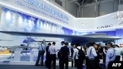 中國珠海航空展上展出的中國國企研發的“彩虹7”(CH-7)隱身軍用無人機的全尺寸模型。 （2018年11月6日）