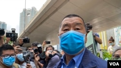 香港壹傳媒創辦人黎智英與《蘋果日報》3間公司，被控”串謀勾結外國勢力”等罪名，預料案件將於今年10月裁決，較原定的80日審期超出超過一倍。(美國之音照片)