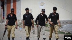 Anggota pasukan anti teror Pakistan melakukan patroli di Abbottabad (foto: dok). Akademi militer Pakistan di kota ini diserang roket oleh orang-orang tak dikenal.