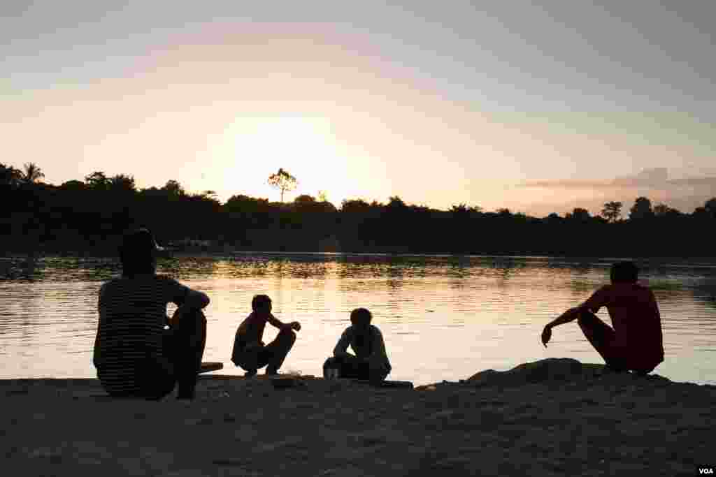 ប្រជាពលរដ្ឋរង់ចាំជិះទូកចំលងឆ្លងកាត់ទន្លេសេសាន នៅក្នុងភូមិតាណង ឃុំតាឡៅ ស្រុកអណ្តូងមាស ខេត្តរតនគិរី កាលពីថ្ងៃទី១ ខែធ្នូ ឆ្នាំ២០១៥។ (នៅ វណ្ណារិន/VOA)