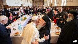 Папа римський Франциск вітає патріарха Варфоломія в Ассізі