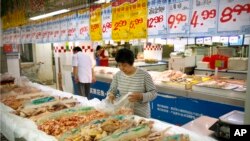 北京超市裡顧客在挑選雞肉。中國終將向美國牛肉開放市場而中國雞肉和成品也希望出口美國 （2017年5月12日）