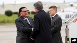 Francisco Palmieri, jefe de la misión diplomática estadounidense para Venezuela, saluda al secretario de Estado Antony Blinden a su llegada a Bogotá, Colombia, en octubre de 2022.
