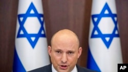 Perdana Menteri Israel Naftali Bennett memimpin sidang kabinet mingguan di kantornya di Jerusalem, pada 14 November 2021. (Foto: AP/Ariel Schalit)
