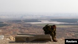 一名以色列士兵在約旦河谷完成45公里的行軍後休息。約旦河谷位於約旦河西岸，與約旦接壤。