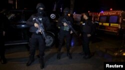 Des policiers tunisiens montent la garde après l'attaque d'un bus militaire le 24 novembre 2015, à Tunis, en Tunisie. (Reuters/Zoubeir Souissi)