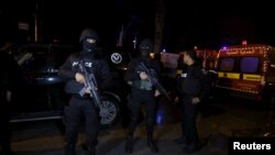 突尼斯警察在袭击现场站岗。 （2015年11月24日）