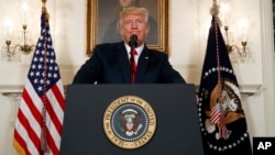 Presiden Donald Trump mengambil jeda sejenak saat berbicara mengenai pawai kaum nasionalis kulit putih yang memakan korban jiwa di Charlottesville, Virginia hari Senin, 14 Agustus 2017 di Ruang Diplomatik Gedung Putih, Washington, D.C. (foto: AP Photo/Evan Vucci)