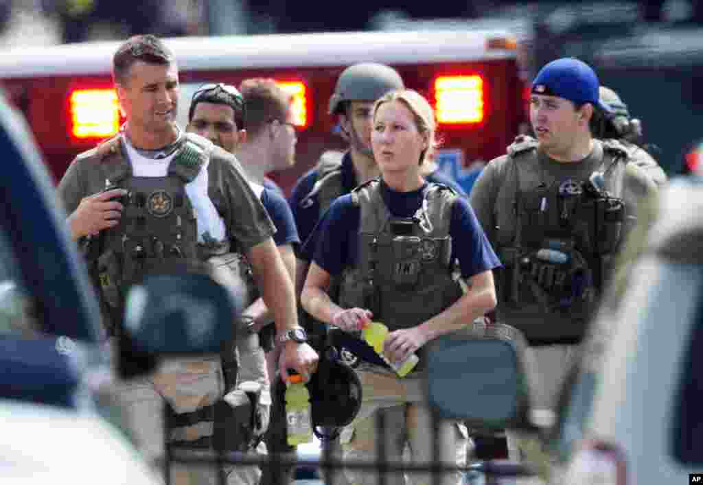 Police who responded to shooting at the Washington Navy Yard leave the facility, Sept. 16, 2013.