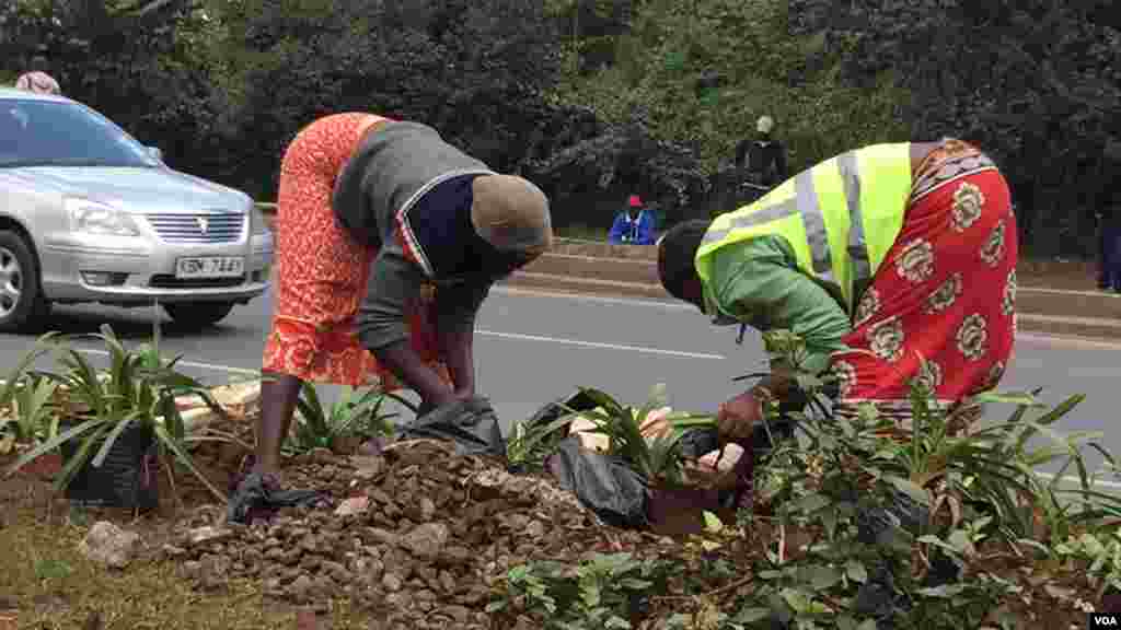 Des travailleurs s'activent à terminer la réhabilitation de l'autoroute Uhuru que le cortège du président américain Barack Obama devra emprunter lors de sa visite au Kenya, le 20 Juillet 2015. 