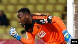 Le Marseillais Steve Mandanda veille sur les buts lors du entre l’AS Monaco et Olympique de Marseille, au Stade Louis II, Monaco, 17 avril 2016. 