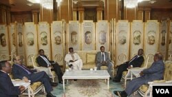 Presiden Sudan Omar Hassan al-Bashir (kanan) berbicara dengan para pemimpin Afrika lainnya dalam perundingan tingkat tinggi di Addis Ababa.