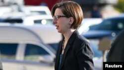 Laura Cooper, vicesecretaria adjunta de Defensa, llega al Capitolio para testificar a puertas cerradas en la investigación de juicio político que realizan tres comisiones de la Cámara de Representantes. 23 de octubre de 2019. Reuters/Erin Scott.