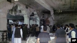 در این حمله یک بمبگذار انتحاری و یک مهاجم مسلح حضور داشتند.