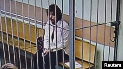 Државјанинот на САД Калоб Вејн Бајерс седи во затворска ќелија за време на судска седница во Москва, Русија, 7 октомври 2024 година