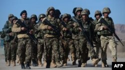 
Tentara dari Tentara Nasional Afghan berbaris dalam sebuah sesi latihan oleh tentara-tentara Italia dari misi Resolute Support Mission NATO di pusat latihan militer di luar Herat, 9 Februari 2017.
