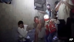Na fotografiji Medijske kancelarije Ansar Alah Ansar Allah spasioci izvode ranjene posle saudijskog vazdušnog udara na lokaciju u luci Hodeida u Jemenu, 21. januara 2022. 