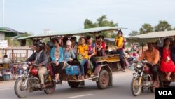 រូបឯកសារ៖ ក្រុមកម្មករ​​រោងចក្រ​ ធ្វើដំណើរ​ទៅផ្ទះ​ ក្រោយ​ចេញ​ពី​ធ្វើការ​ នៅ​ពេល​ល្ងាចមួយ​​ ឯ​ជាយ​រាជធានី​ភ្នំពេញ​ នៅថ្ងៃទី២៥​ ខែ​ឧសភា​ ឆ្នាំ​២០១៧។ (ខាន់ សុគុំមនោ/VOA) 