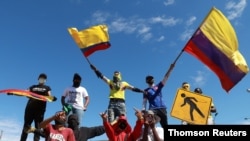 Los manifestantes participan en una protesta contra lo que catalogan como la brutalidad policial ejercida en las recientes protestas contra la reforma tributaria del gobierno del presidente Iván Duque en Cali.