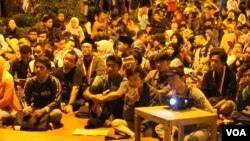 Ratusan warga Surabaya menghadiri acara nonton bareng di Taman Bungkul yang digagas Forum Kebangsaan Jawa Timur untuk menumbuhkan semangat kebangsaan, nasionalisme dan menghargai keberagaman (Foto: VOA/Petrus). 