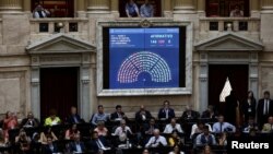 El Congreso de Argentina continuó con el debate del paquete de reformas propuestas por el presidente Javier Milei, aprobadas en general, para proceder al voto por cada artículo donde propició la desaprobación del proyecto el martes.