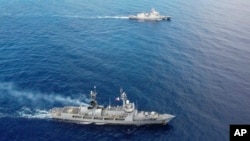 Kapal perang AL Filipina melakukan manuver taktis saat latihan militer bersama dengan AS di Laut Filipina Barat pada 23 November. Militer China menuding sebuah kapal AL AS secara ilegal memasuki perairan yang berdekatan dengan Second Thomas Shoal. (Foto: Ilustrasi via AP)