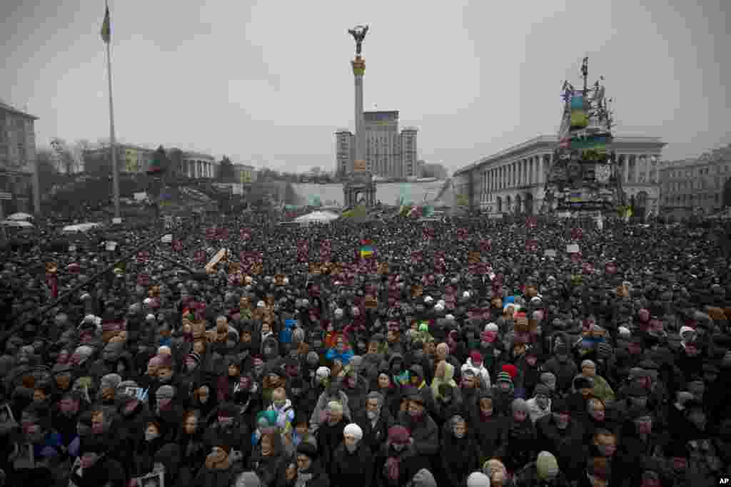 People gather during a rally in Independence Square, Kyiv, Ukraine, March 2, 2014. 