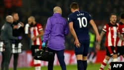 Harry Kane de Tottenham quitte le terrain lors d'un match contre Southampton, Angleterre, le 1er janvier 2020. 