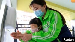 En China se mantienen las medidas de seguridad a pesar de la disminución de los casos de COVID-19.