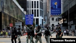 Policias antidisturbios dispersan una manifestación en las calles de Hong Kong, el 27 de mayo de 2020.
