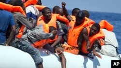 Des migrants secourus par le navire Aquarius de SOS Méditerranée et MSF au large de la Libye, le 27 août 2017