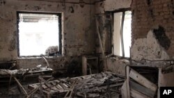 Les restes calcinés de l'hôpital de MSF à Kunduz en Afghanistan, après qu'il ait été touché par une frappe aérienne américaine, le vendredi 16 octobre 2015 (Najim Rahim / AP)