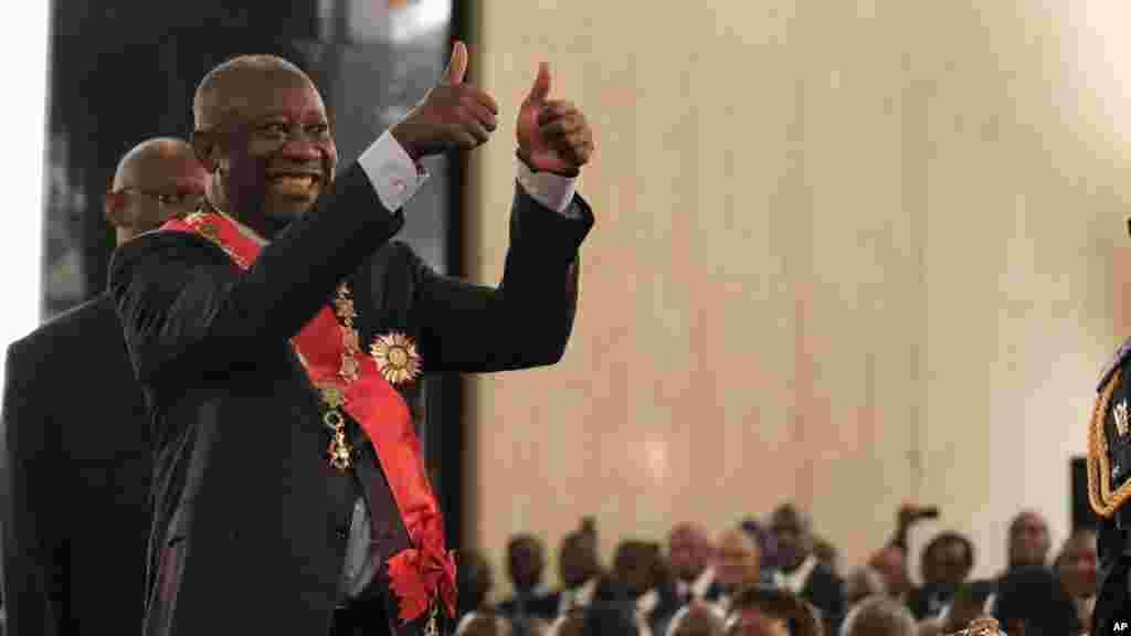 Contestant les résultats officiels de la Commission électorale qui donnent son rival Alassane Ouattarra vainqueur, le président sortant Laurent Gbagbo salue une foule de partisans et des fonctionnaires au cours de sa cérémonie de prestation de serment au Palais présidentiel d'Abidjan, 4 décembre 2010.