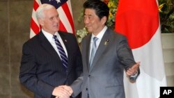 El vicepresidente Mike Pence es recibido por el primer ministro japonés, Shinzo Abe, en Tokio, el 7 de febrero.